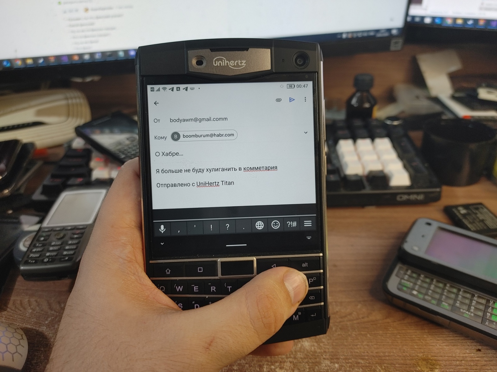 При определенной сноровке и наличию больших рук можно научиться пользоваться клавиатурой даже одной рукой. Ход кнопок хороший, рельеф немного напоминает Passport