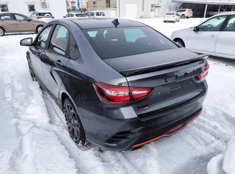 К дилерам поступили новые Lada Vesta Sportline