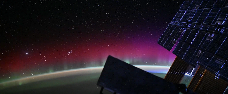 Редкий парад планет и полярное сияние из космоса. С МКС прислали зрелищное видео