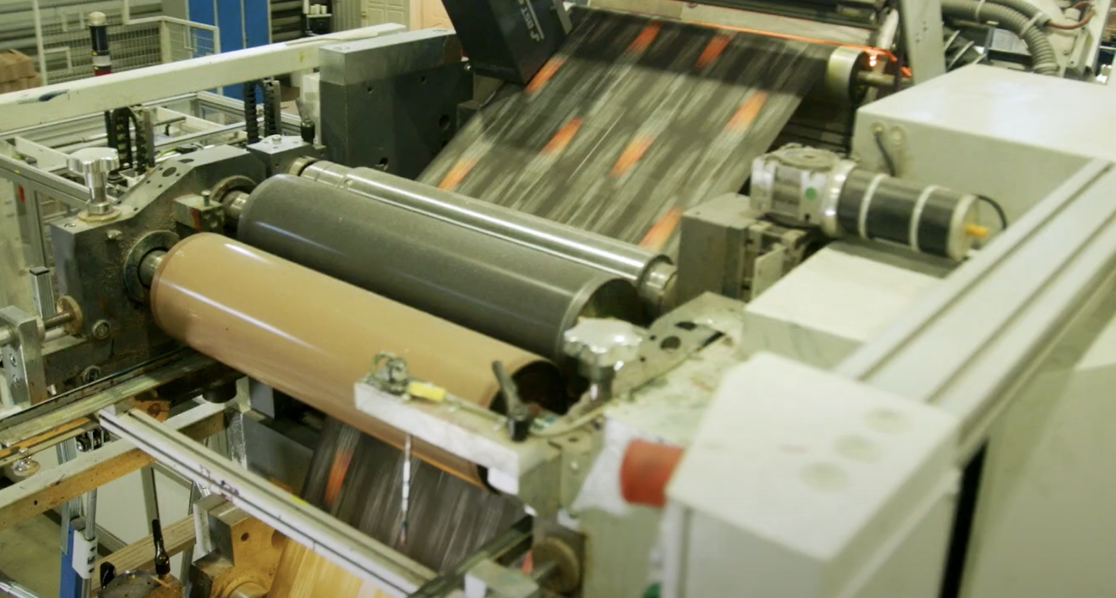 Хорошая машина проводит предподоготовку печатного полотна. Его увлажняют, чтобы краска не провалилась и не развалила полотно. 