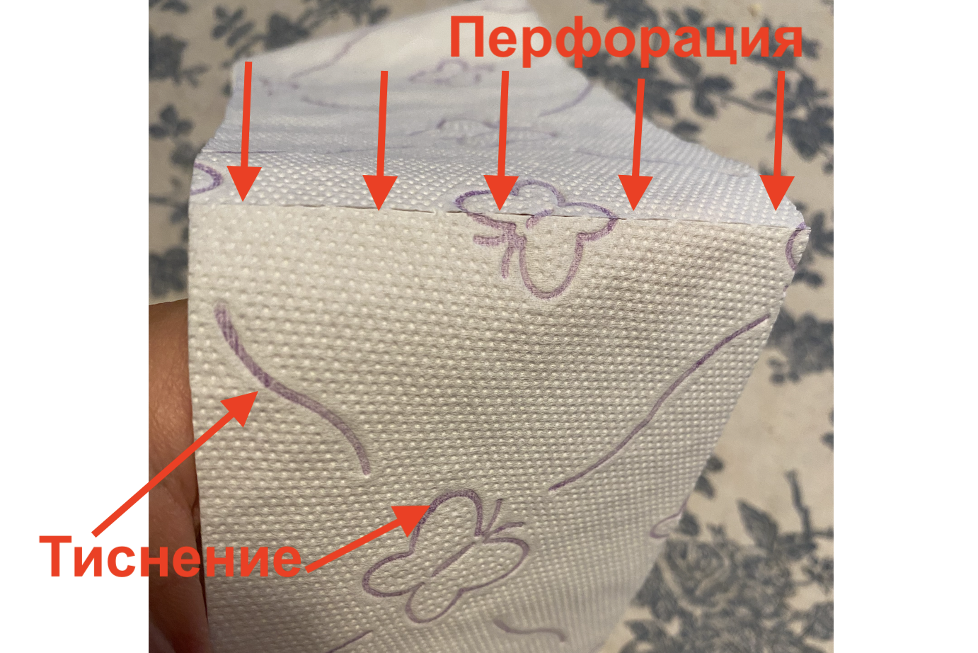 То, что может казаться печатью на туалетной бумаге, — обычно это окрас клея, которым и склеивают несколько слоев бумаги по тиснению. 