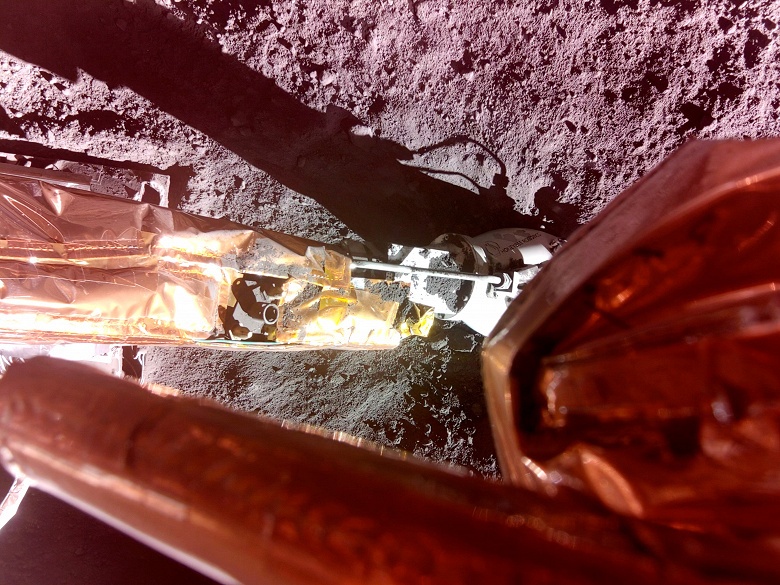 Работа на Луне закипела: Blue Ghost прислал 57 ГБ данных, новые фото и собрал образцы реголита