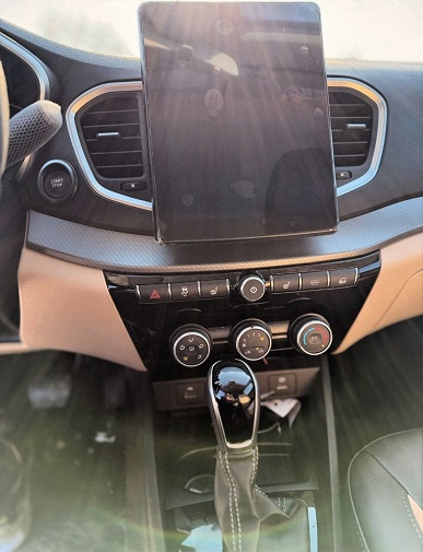 У дилера обнаружилась редкая Lada Vesta, ее показали на фото