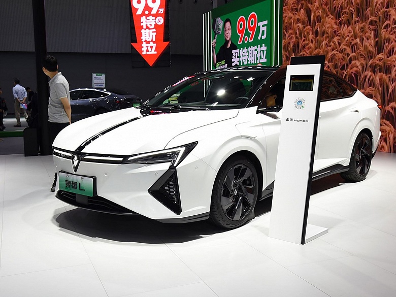 Honda устроила аттракцион неслыханной щедрости: кроссовер Honda CR-V подешевел в Китае на 6600 долларов, седан Honda Inspire (Accord) подешевел на 7600 долларов