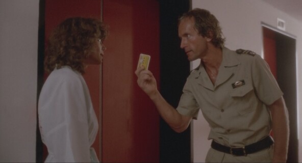 <p> Лэнс Хенриксен в одежде официанта, изображающей полицейскую форму, беседует с главной героиней, местной Эллен Рипли, в исполнении Триши О’Нил</p>