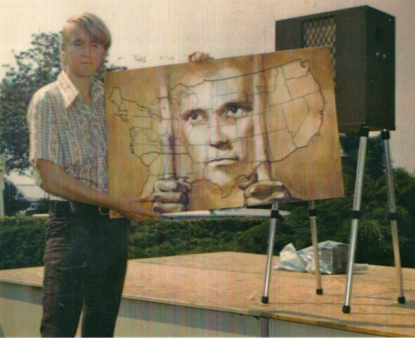 <p> Молодой Кэмерон с одной из своих работ</p>