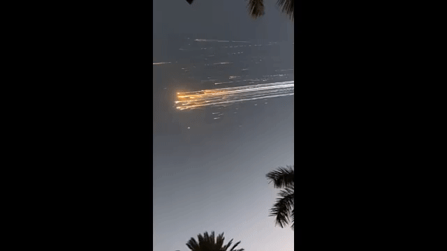 Так сгорел Starship: эффектные видео падения обломков огромной ракеты на Землю - 2 Так сгорел Starship: эффектные видео падения обломков огромной ракеты на Землю