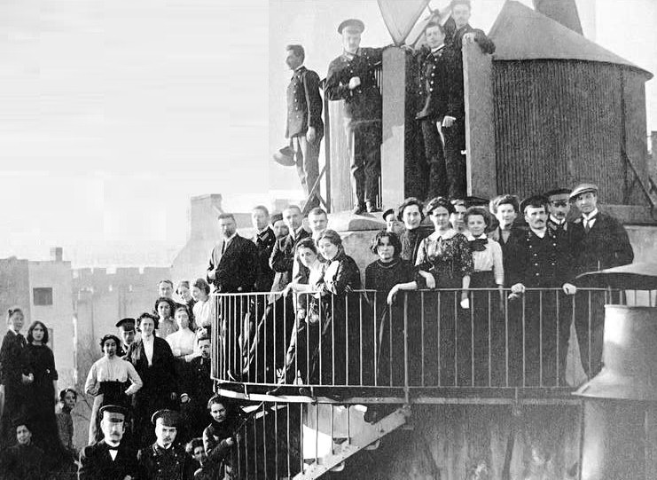 Слушательницы Высших женских (Бестужевских) курсов и студенты университета наблюдают солнечное затмение в Пулковской обсерватории. Фото 1912 года.