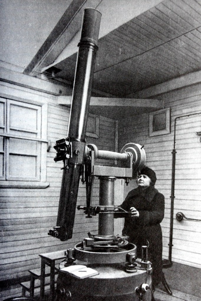 Ворошилова-Романская за телескопом.
