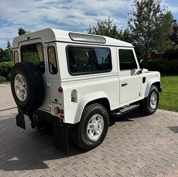 В России продают 10-летний Land Rover Defender в состоянии новой машины: 122 л.с. и проходимость не хуже, чем у «Нивы» или Suzuki Jimny - 2 В России продают 10-летний Land Rover Defender в состоянии новой машины: 122 л.с. и проходимость не хуже, чем у «Нивы» или Suzuki Jimny