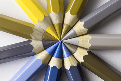 Человек не отличает зелёный от красного и оранжевого. Мягкие оттенки зелёного и жёлтого могут сливаться.  