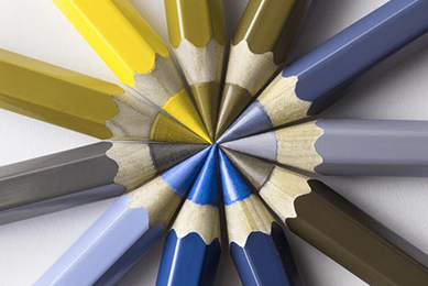 Красный цвет воспринимается как чёрный, тёмно-зелёный или коричневый. Светло-красный и светло-зелёный могут выглядеть одинаково    