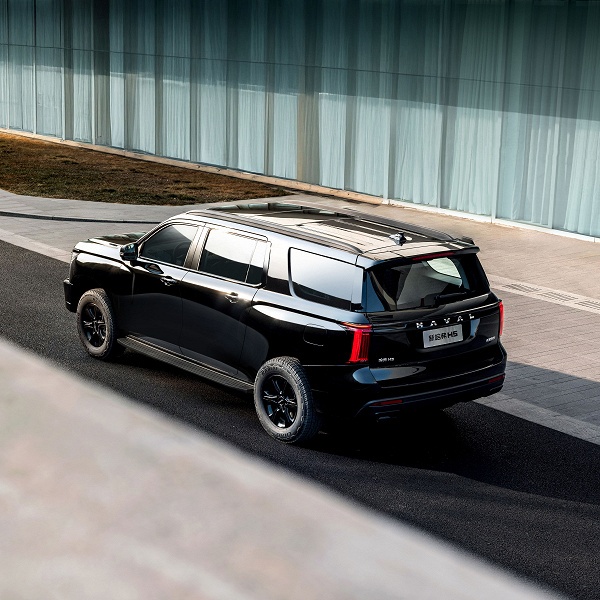 С рамой, 8-ступенчатым &laquo;автоматом&raquo; и полным приводом, но теперь совершенно чёрный: рассекречен Haval H5 2025