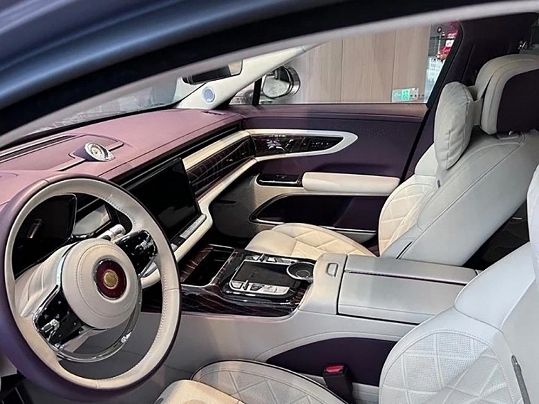 В России начали предлагать китайский заменитель Bentley и Mercedes-Maybach: Hongqi L1 оказался на 12 млн рублей дороже нового Mercedes-Maybach S 580