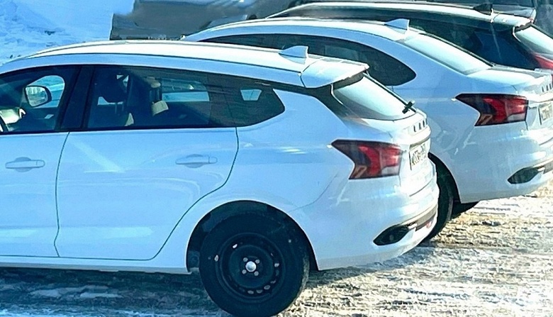 Lada Iskra готовится к дебюту: седан и универсал показали рядом на общем фото - 1 Lada Iskra готовится к дебюту: седан и универсал показали рядом на общем фото