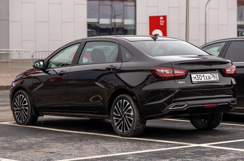 Глава АвтоВАЗа пересел с Lada X-Cross 5 на новое авто: &laquo;президентский&raquo; российский седан Lada Aura попал на фото