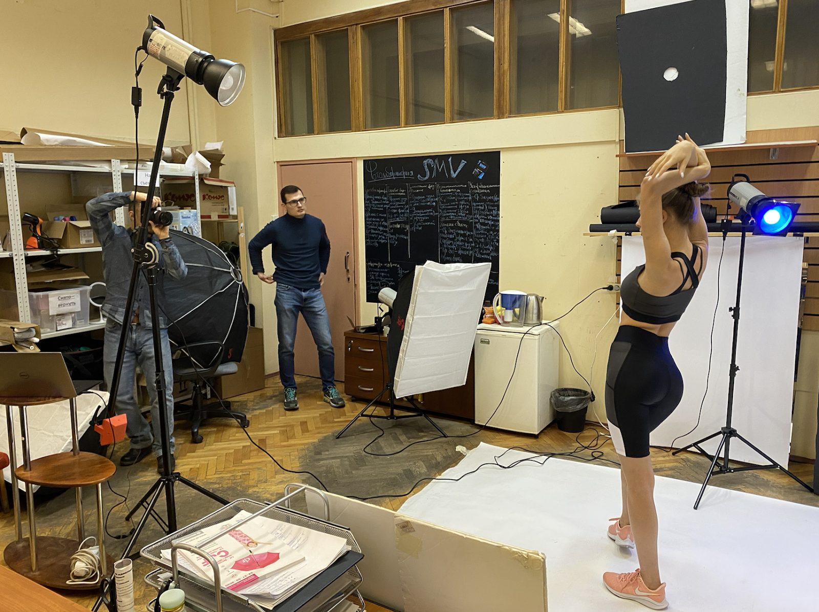 В процессе участвуют фотографы, модели, продюсеры, ассистенты. 