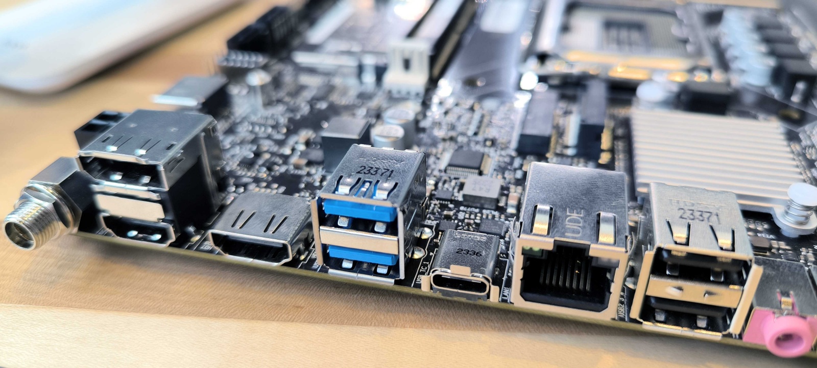 Разнообразные интерфейсы платы AQH610T  