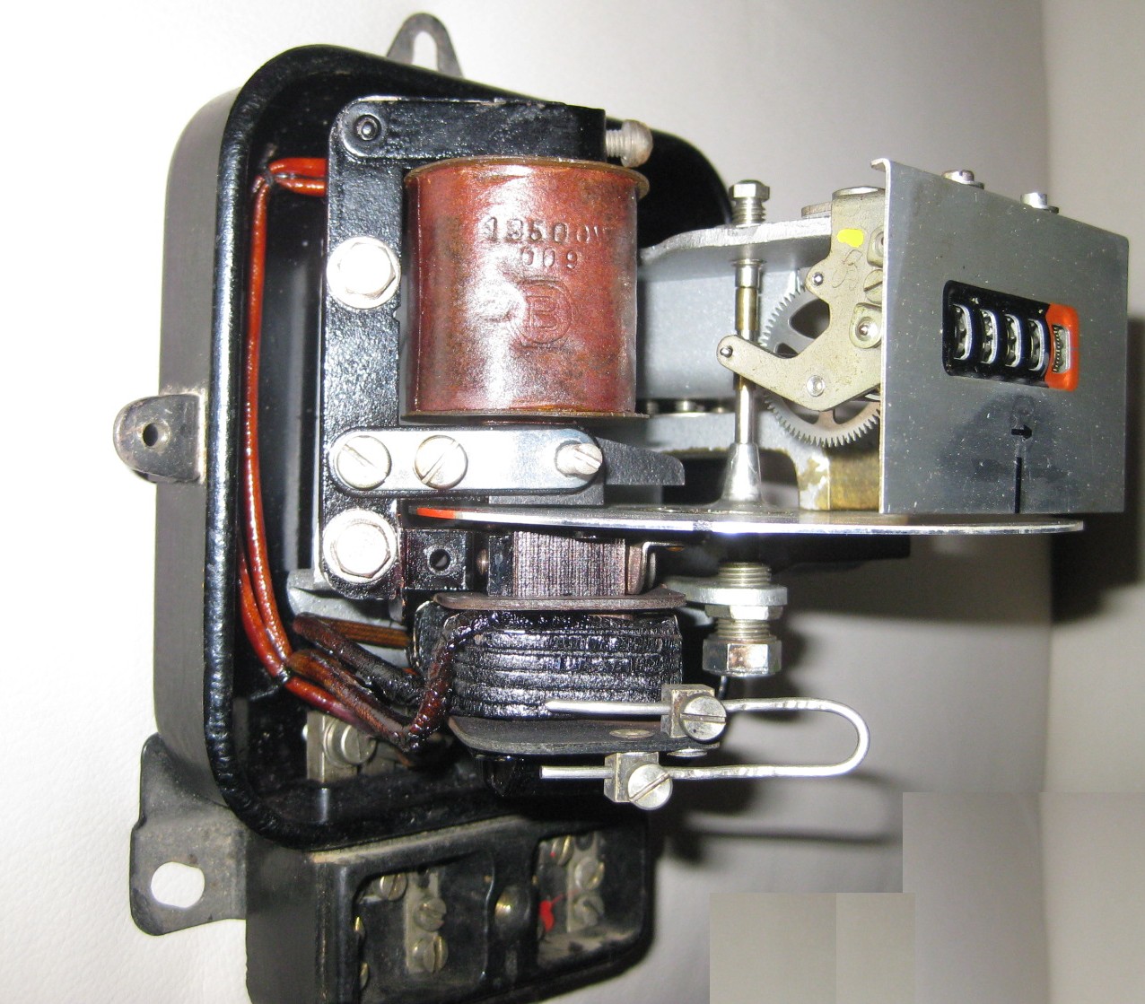 Однофазный индукционный счетчик переменного тока. Wefo at de.wikipedia, CC BY-SA 3.0 <https://creativecommons.org/licenses/by-sa/3.0>, via Wikimedia Commons