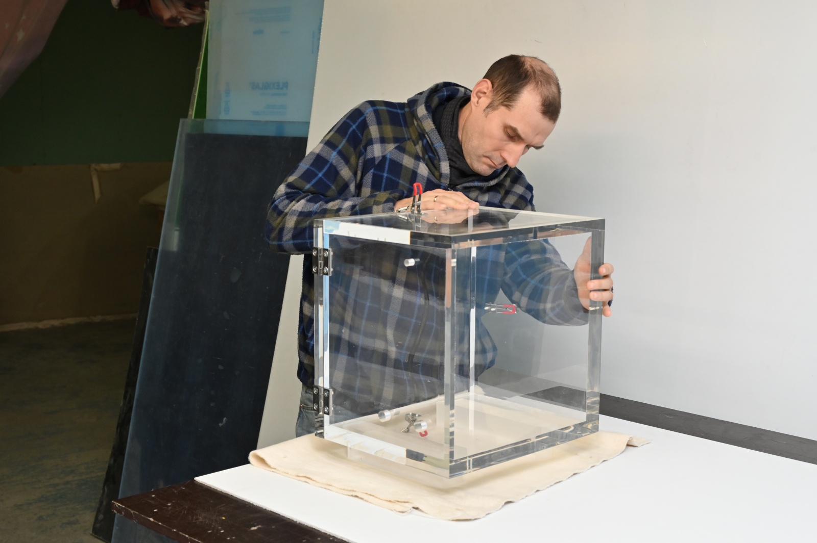 Такие изделия почти полностью изготавливают вручную