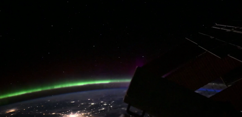 «Отличный подарок первому космонавту от Земли и Солнца». В день рождения Гагарина из космоса засняли яркое полярное сияние - 1 «Отличный подарок первому космонавту от Земли и Солнца». В день рождения Гагарина из космоса засняли яркое полярное сияние