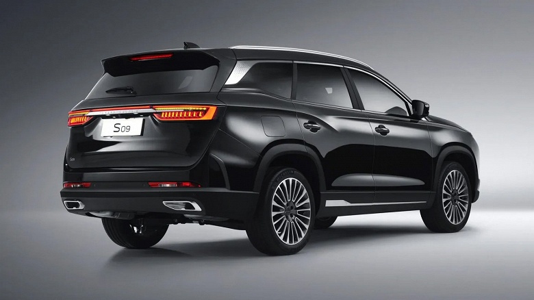 Просторный кроссовер размером с Hyundai Santa Fe с полным приводом и 2,0-литровым мотором &mdash; 3,9 млн рублей. В России пересмотрели комплектации Soueast 09 от Chery