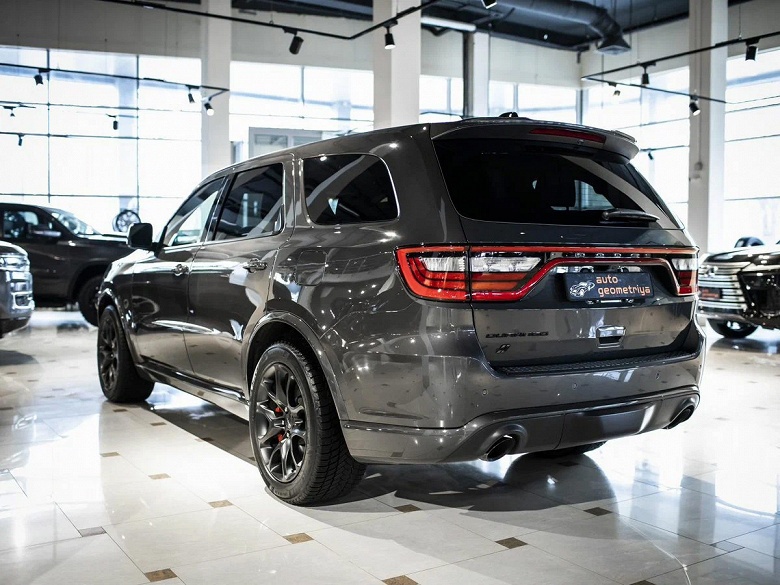 Таких в России больше нет. Столичный дилер продает «безумный» Dodge Durango Hennessey Hellcat с мотором на 1012 л.с. - 2 Таких в России больше нет. Столичный дилер продает «безумный» Dodge Durango Hennessey Hellcat с мотором на 1012 л.с.