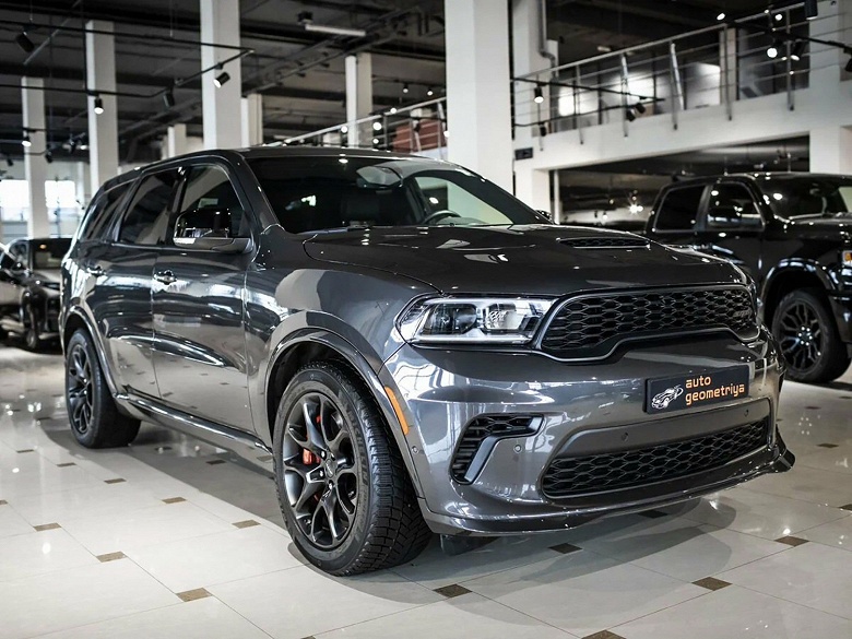 Таких в России больше нет. Столичный дилер продает «безумный» Dodge Durango Hennessey Hellcat с мотором на 1012 л.с. - 1 Таких в России больше нет. Столичный дилер продает «безумный» Dodge Durango Hennessey Hellcat с мотором на 1012 л.с.