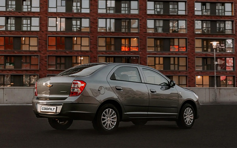 Chevrolet Cobalt с классическим 6-ступенчатым &laquo;автоматом&raquo; &mdash; 1,735 млн рублей. Машина подорожала в России, но она по-прежнему стоит на уровне Lada Vesta с вариатором