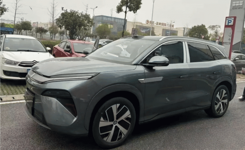 Более 1000 л.с., более 1000 В и зарядка быстрее, чем у смартфона, даже при -30 °C — за $40 000. К дилерам прибыли BYD Tang L - 3 Более 1000 л.с., более 1000 В и зарядка быстрее, чем у смартфона, даже при -30 °C — за $40 000. К дилерам прибыли BYD Tang L