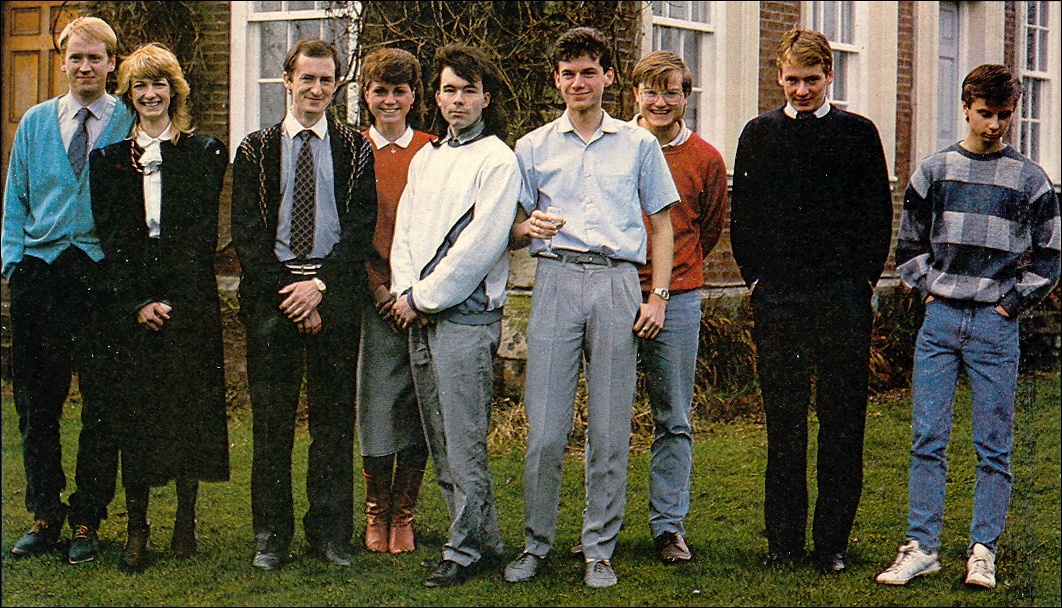 Почти вся команда Ultimate, но уже в 1988 году. Слева стоят Тим Стэмпер, Кэрол Стэмпер и Крис Стэмпер. Источник