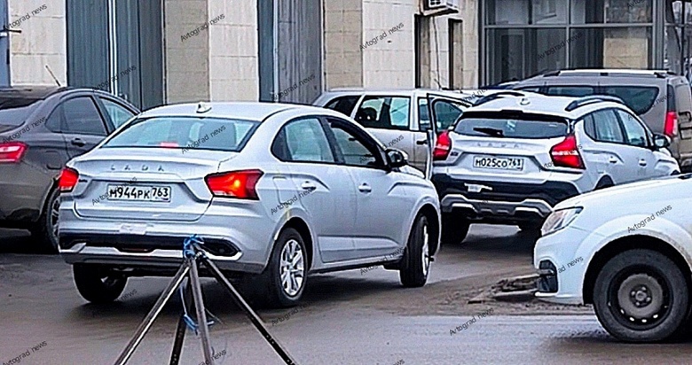 Серийную топовую Lada Iskra без какого-либо камуфляжа с &laquo;плавником&raquo; и другими изменениями показали вживую