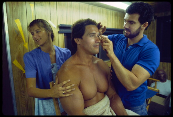 Гримёр Джефф Дон «удаляет» брови актёра