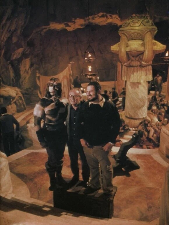 <p> Арнольд, Дино и режиссёр Джон Милиус на съёмках «Конана-варвара» (1982)</p>