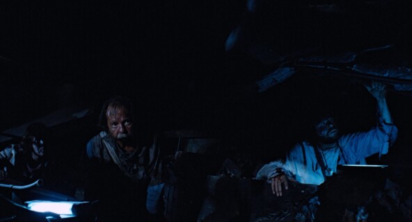 Мужчина справа: Фрейкс. Один из двух слева: его отец.