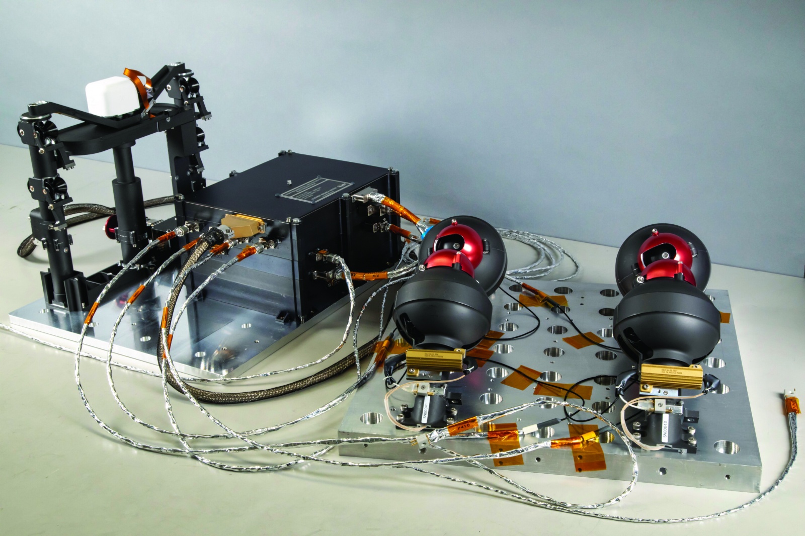 LMS включает в себя пять подсистем, которые вместе с соединительными кабелями весят около 14 фунтов и потребляют около 11 ватт электроэнергии. Credit: Юго-Западный научно-исследовательский институт