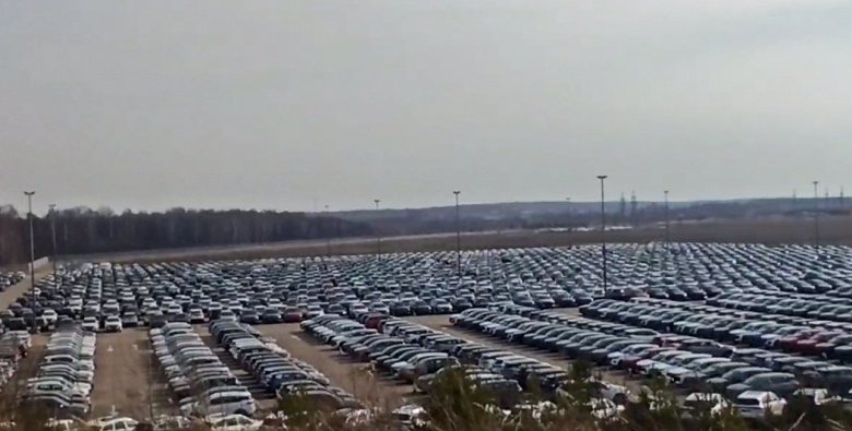На бывшем заводе Volkswagen засняли тысячи новых машин: занята почти вся территория завода - 2 На бывшем заводе Volkswagen засняли тысячи новых машин: занята почти вся территория завода