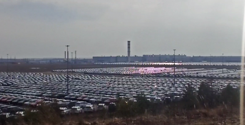 На бывшем заводе Volkswagen засняли тысячи новых машин: занята почти вся территория завода - 1 На бывшем заводе Volkswagen засняли тысячи новых машин: занята почти вся территория завода