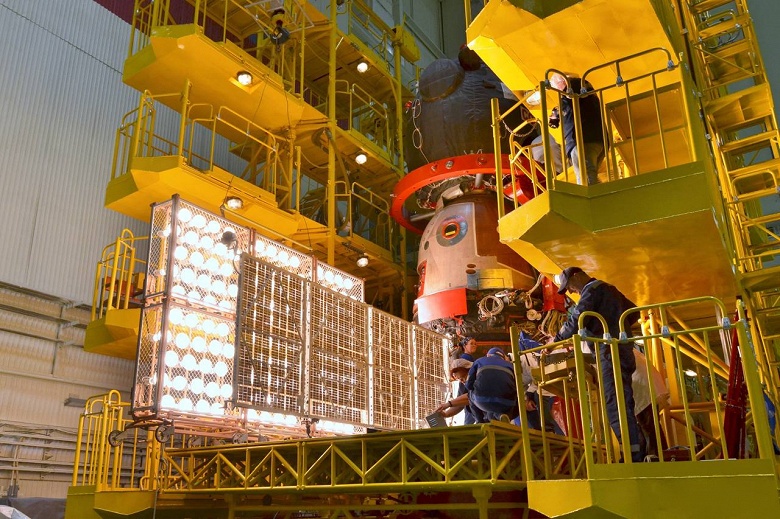 Перед запуском нового &laquo;Союза&raquo; его крылья развернули и подвергли воздействию мощных светильников. Зачем это делается