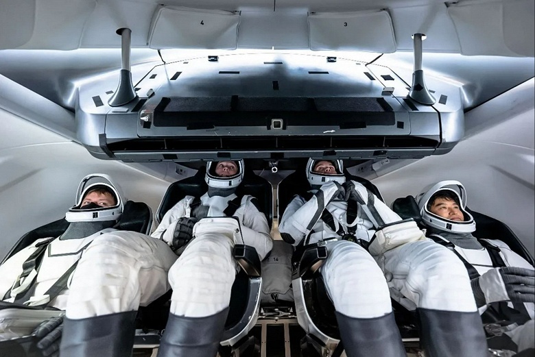 Falcon 9: отвалившийся кусок теплоизоляции не помешал доставке экипажа миссии Crew-10 на МКС