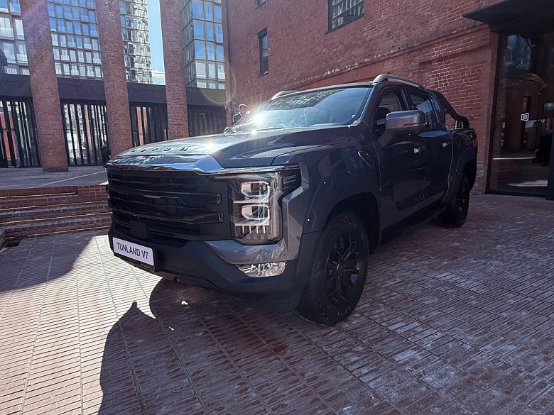 Рама, полный привод, мощный мотор и официальная гарантия 3 года или 150 000 км. В России представлен Foton V7