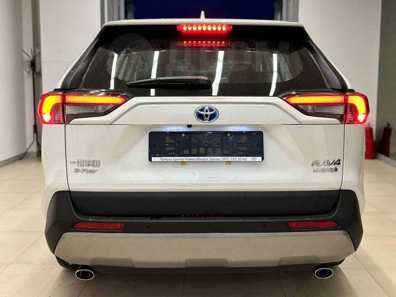 Toyota RAV4 2025 подешевел в России на 340 тыс. рублей всего за два месяца, в продаже появились полноприводные гибриды
