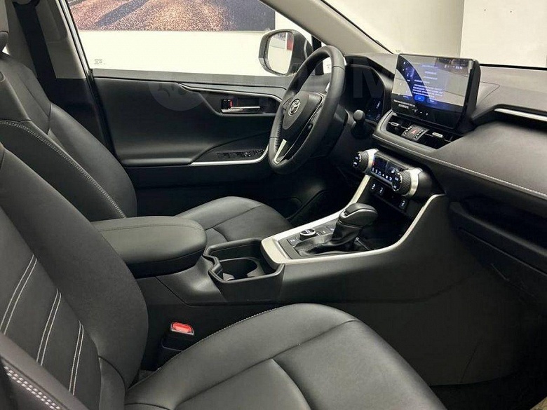 Toyota RAV4 2025 подешевел в России на 340 тыс. рублей всего за два месяца, в продаже появились полноприводные гибриды