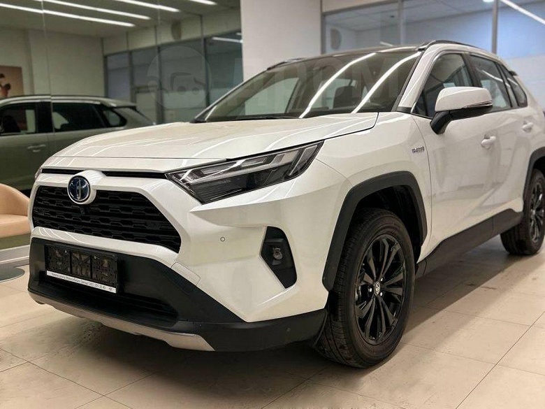 Toyota RAV4 2025 подешевел в России на 340 тыс. рублей всего за два месяца, в продаже появились полноприводные гибриды