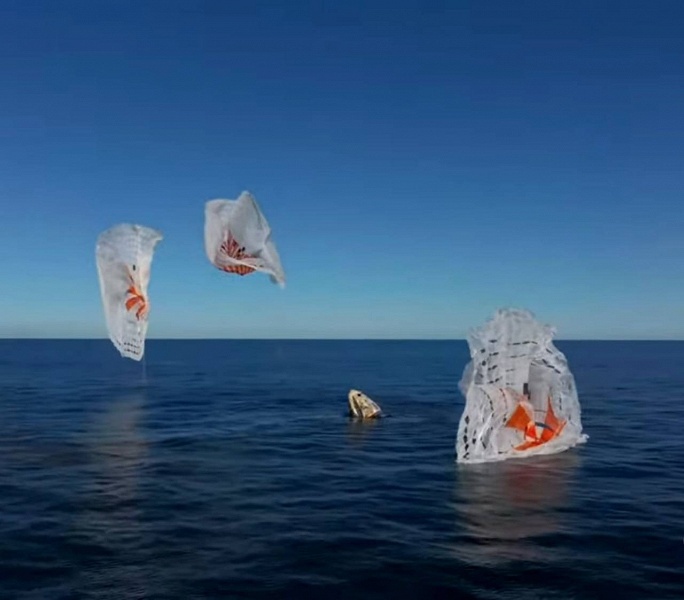 «Дракон приземлился». Спасательный Crew Dragon в океане встретили дельфины - 2 «Дракон приземлился». Спасательный Crew Dragon в океане встретили дельфины