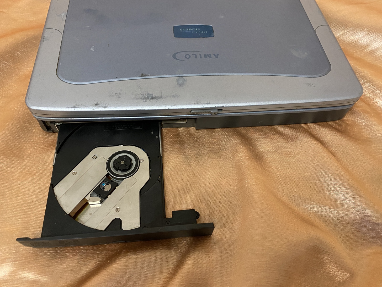 Милый Amilo. Винтажный ноутбук с неожиданными характеристиками - 3