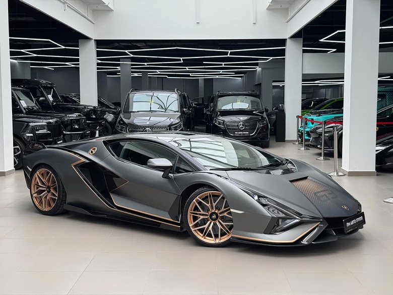 Самую дорогую подержанную машину в России оценили в полмиллиарда рублей. Столько просят за четырёхлетний суперкар Lamborghini Sian