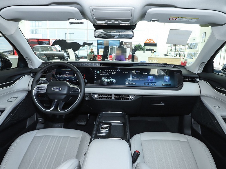 254 л.с., 8-ступенчатый автомат и огромный экран во всю переднюю панель &mdash; 3,8 млн рублей. Ford Mondeo 2025 уже можно заказать в России