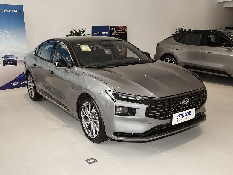 254 л.с., 8-ступенчатый автомат и огромный экран во всю переднюю панель &mdash; 3,8 млн рублей. Ford Mondeo 2025 уже можно заказать в России