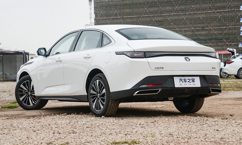 Предложение, от которого невозможно отказаться. Представлен просторный гибридный седан Changan Eado: 215 л.с. и 1300 км на баке бензина за 65,9 тыс. юаней (777 тыс. рублей) - 2 Предложение, от которого невозможно отказаться. Представлен просторный гибридный седан Changan Eado: 215 л.с. и 1300 км на баке бензина за 65,9 тыс. юаней (777 тыс. рублей)